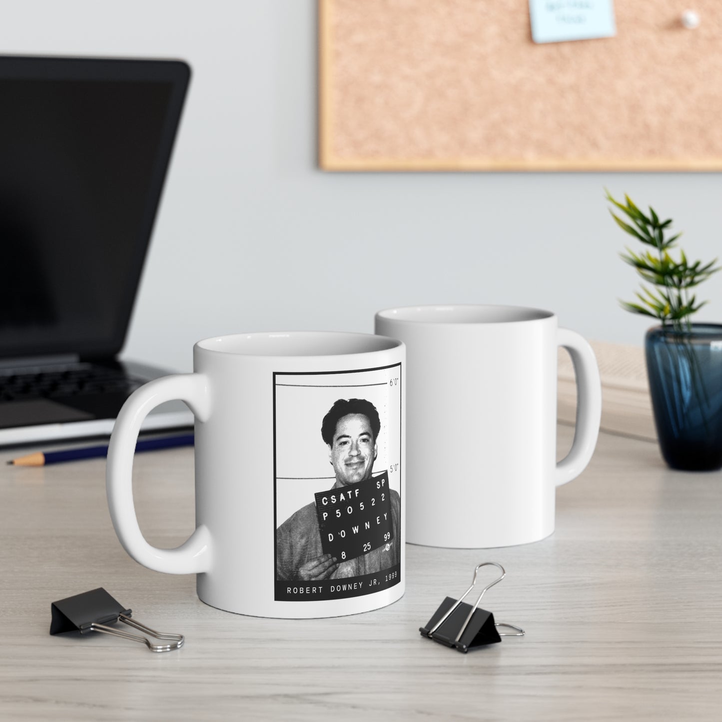 Taza con foto policial del actor Robert Downey Jr. en 1999